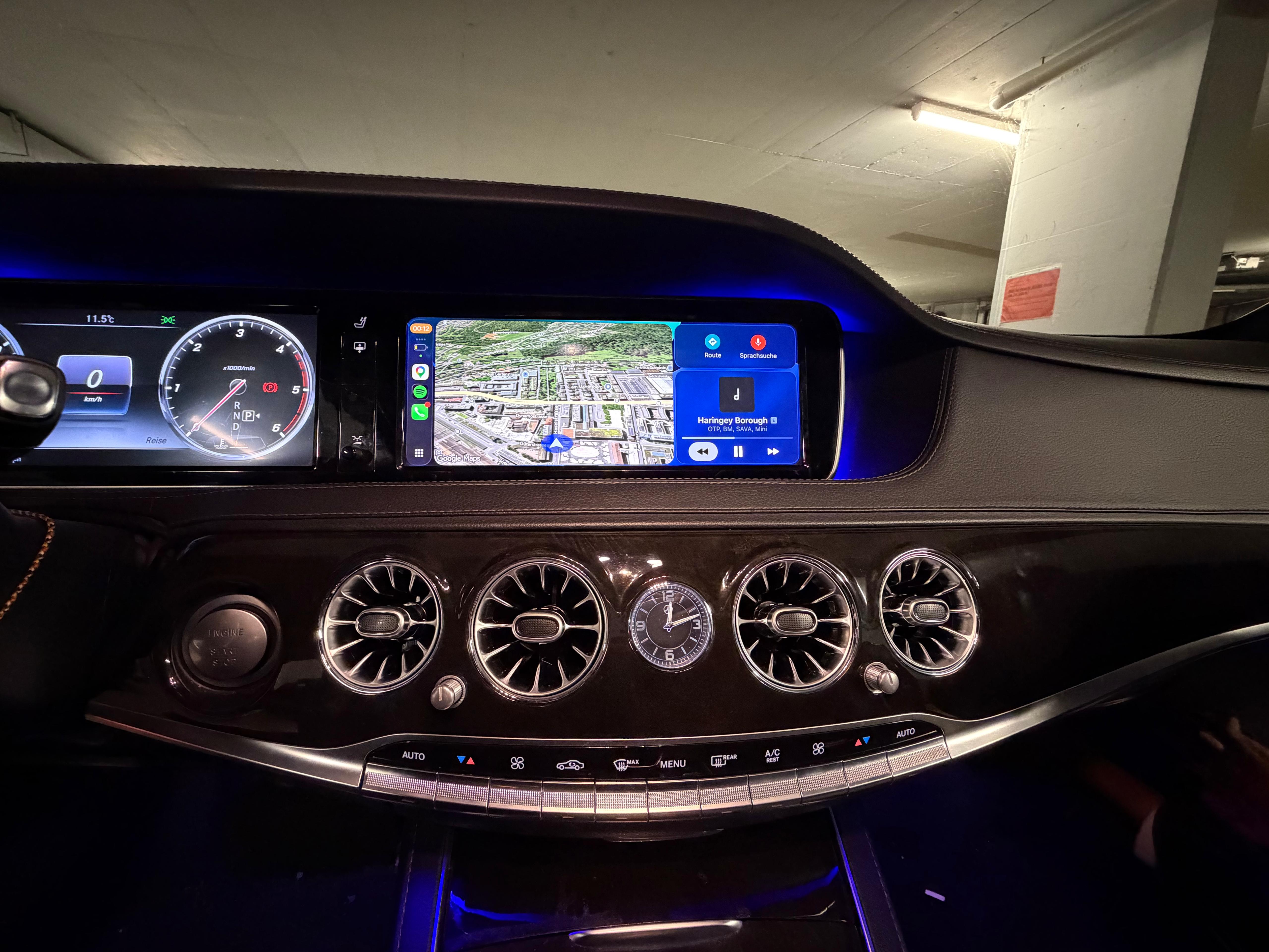 Elegante CarPlay Lösung im Innenraum eines Fahrzeugs